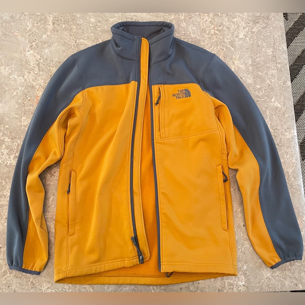 *Mint Condition North Face Active Wear Fleece in Yellow + Grey Men’s M.